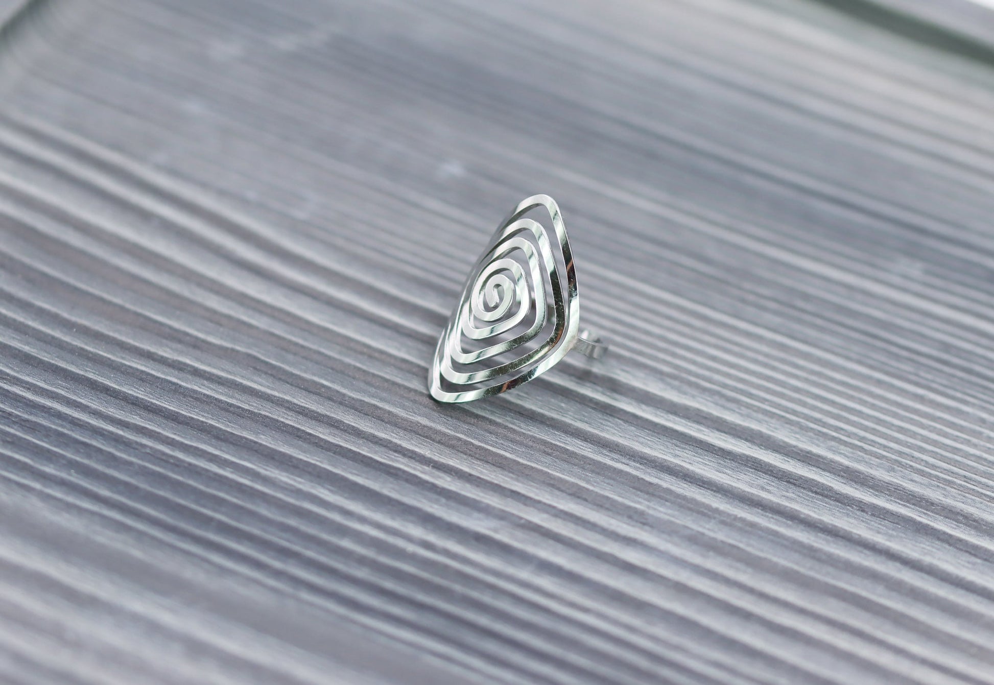 Spiralkreis Ring silber silver Schmuck jewelry Design Neu new ausgefallen Blickfang Edelstahl stainlesssteel Spirale unique eyecatcher glänzend shiny