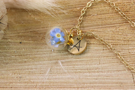 Vergissmeinnicht forgetmenot Schmuck gold Halskette Personalisiert Gravur Blättchen Buchstabe  personalisiert personalized Naturschmuck jewelry Geschenkidee einzigartig engraved necklace flowers Blumen Glaskugel