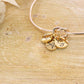 Armband bracelet gold Personalisierung personalisiert Blättchen Buchstabe personalized engraved Gravur graviert Schmuck jewelry Geschenkidee zeitlos Herzschleife heart Herz girlfriend
