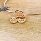 Armband bracelet gold Personalisierung personalisiert Blättchen Buchstabe personalized engraved Gravur graviert Schmuck jewelry Geschenkidee zeitlos Herzschleife heart Herz girlfriend