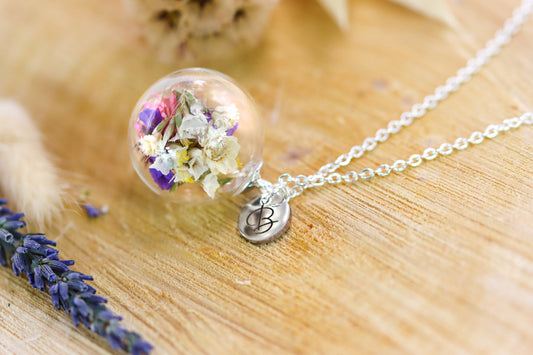 Flowerbouquet Blumen Halskette Schmuck necklace Gravur Personalisiert Buchstabe Blättchen engraved graviert Naturschmuck silber silver Glaskugel personalized fairycore Fee fairy magicalgarden garden flowers girly driedflowers Trockenblumen