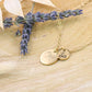 Kreuz Name Datum Hochzeit Brautjungfer Geschenk Blumenkind Erinnerung Glaskugel Halskette Anhänger Schmuck personalisiert Muttertag Freundin Moment  Herz Roségold Valentinstag Herz Schriftart ausgefallen Plättchen gold silber Hand Design Herz Fingerschwur Herz Hände Rock Fingerkreuz Finger Peace Frieden Geste 