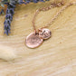 Kreuz Name Datum Hochzeit Brautjungfer Geschenk Blumenkind Erinnerung Glaskugel Halskette Anhänger Schmuck personalisiert Muttertag Freundin Moment  Herz Roségold Valentinstag Herz Schriftart ausgefallen Plättchen gold silber Hand Design Herz Fingerschwur Herz Hände Rock Fingerkreuz Finger Peace Frieden Geste 