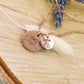 Kreuz Name Datum Hochzeit Brautjungfer Geschenk Blumenkind Erinnerung Glaskugel Halskette Anhänger Schmuck personalisiert Muttertag Freundin Moment  Herz Roségold Valentinstag Herz Schriftart ausgefallen Plättchen gold silber Hand Design Herz Fingerschwur Herz Hände Rock Fingerkreuz Finger Peace Frieden Geste 