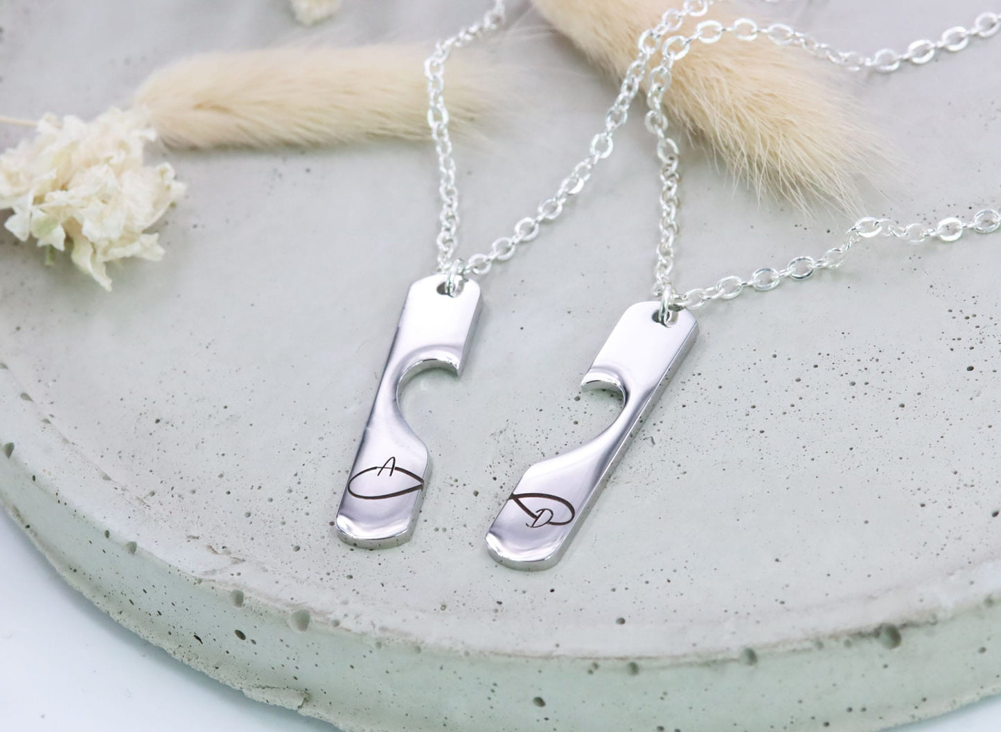 Partnerhalskette Schmuck jewelry silber silver Love friendship Halskette Partner couple bestfriends Gravur Wunschschriftart Wunsch engraved engraving graviert personalisiert Heart Herz Pärchen Paar girlfriend boyfriend together Freundschaftskette friendshipnecklace couplenecklace Mann Frau Geschenkidee Geschenk Lieblingsmensch besonders glänzend shiny Edelstahl stainlesssteel Buchstabe infinity unendlich forever symbol