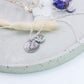 Kreuz Name Datum Hochzeit Brautjungfer Geschenk Blumenkind Erinnerung Glaskugel Halskette Anhänger Schmuck personalisiert Muttertag Freundin Moment  Herz Roségold Valentinstag Herz Schriftart ausgefallen Plättchen gold silber Hand Design Herz Fingerschwur Herz Hände Rock Fingerkreuz Finger Peace Frieden Geste 