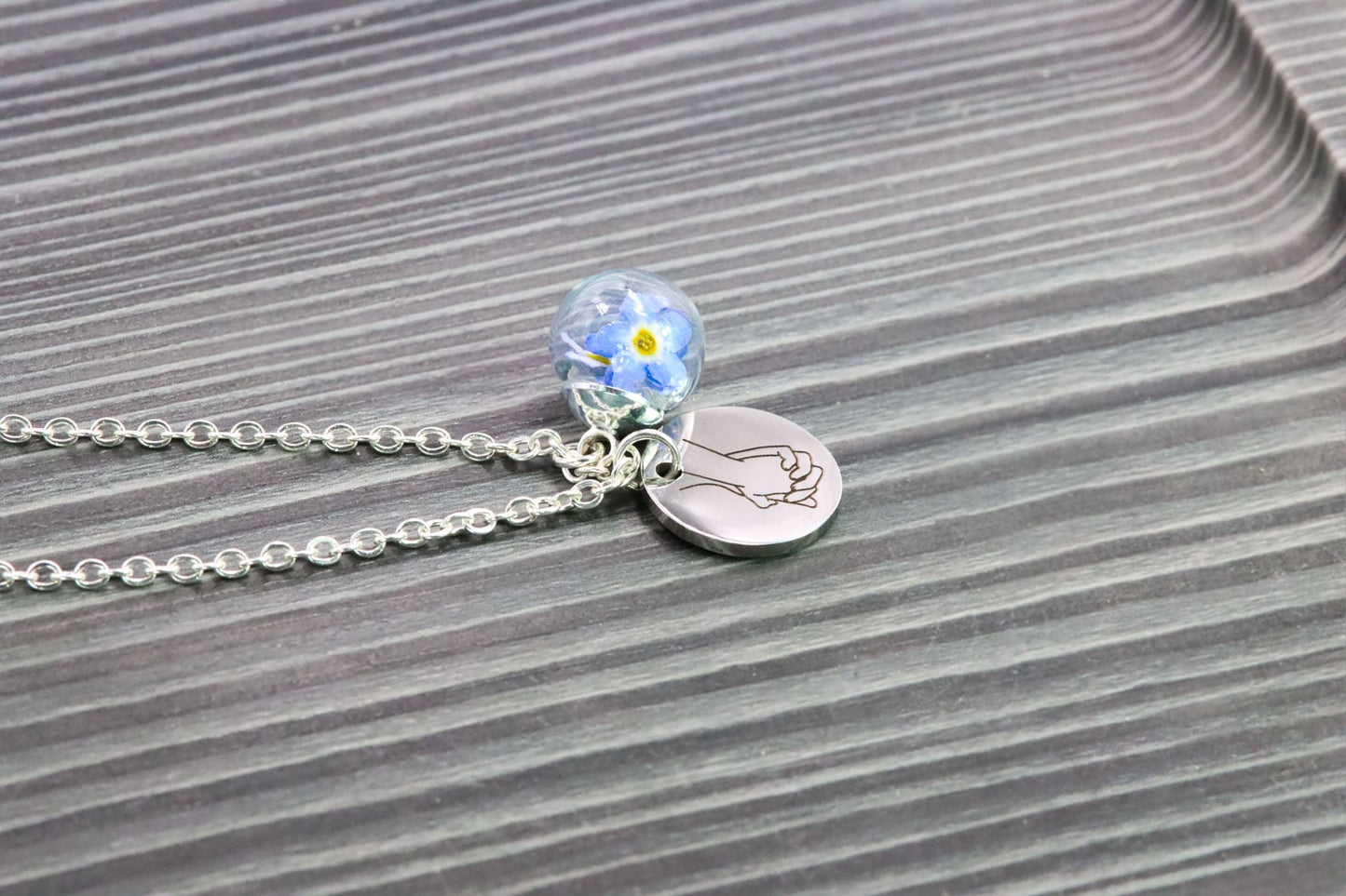 Gravur Blättchen engraving engraved Hände Love hands together Naturschmuck Vergissmeinnicht forgetmenot Glaskugel silber silver Personalisierung personalisiert personalized fingercrossed Schmuck Halskette necklace jewelry Edelstahl stainlesssteel