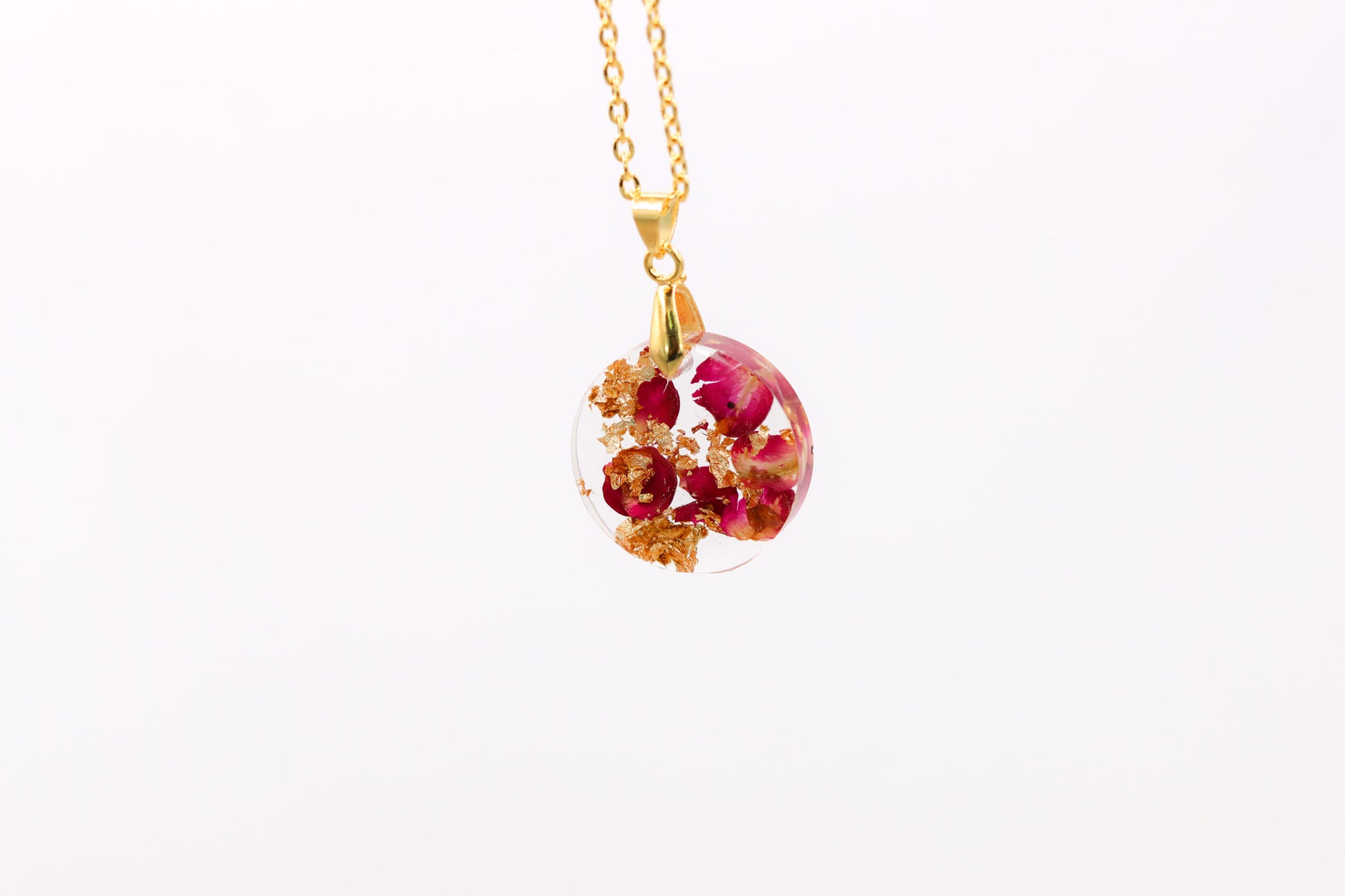 Rosenblüten Epoxidharz Halskette gold Schmuck romantisch rosepetals romantic rose petals Rosen Blattgold Geschenkidee rund necklace