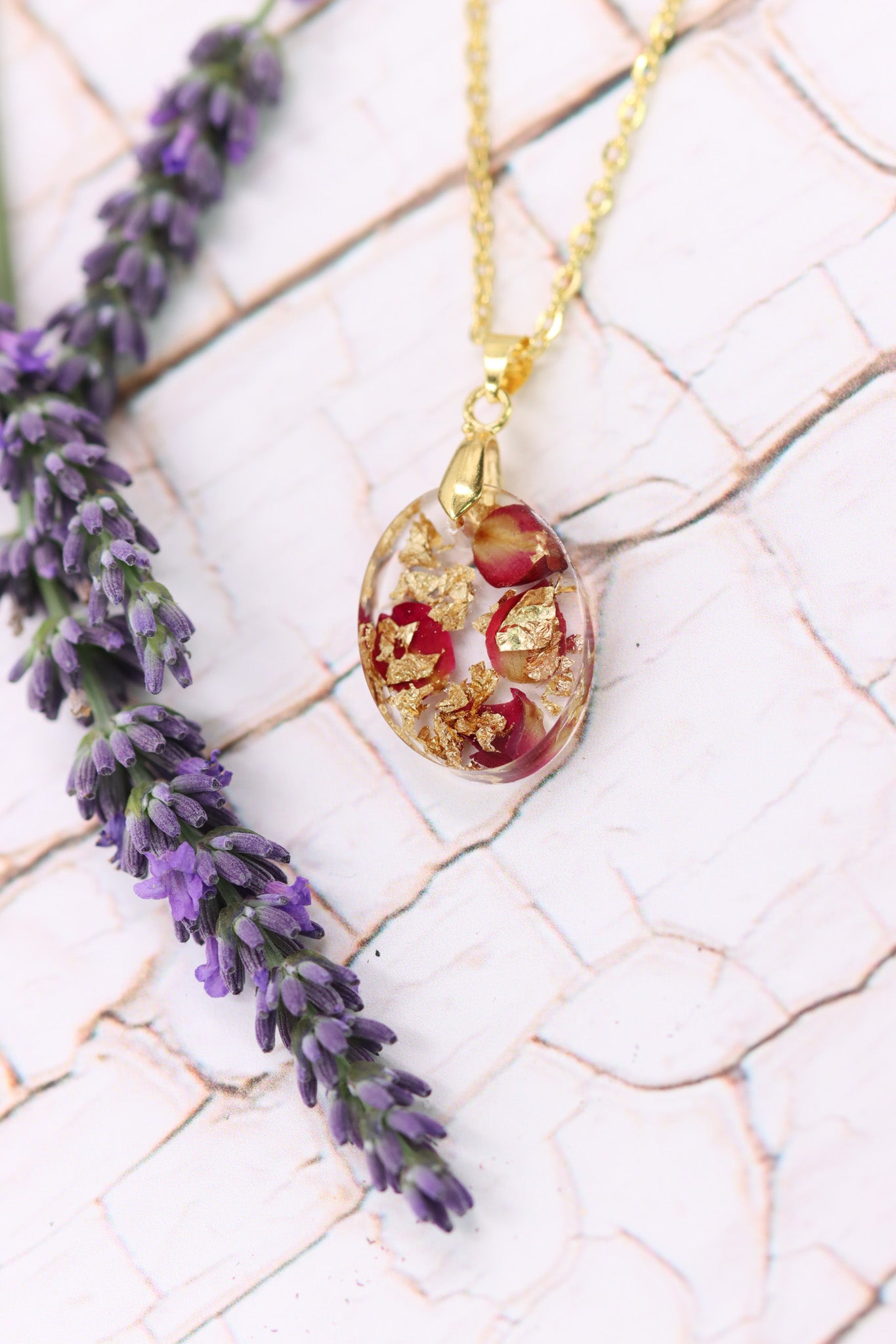 Rosenblüten Epoxidharz Halskette gold Schmuck romantisch rosepetals romantic rose petals Rosen Blattgold Geschenkidee oval necklace