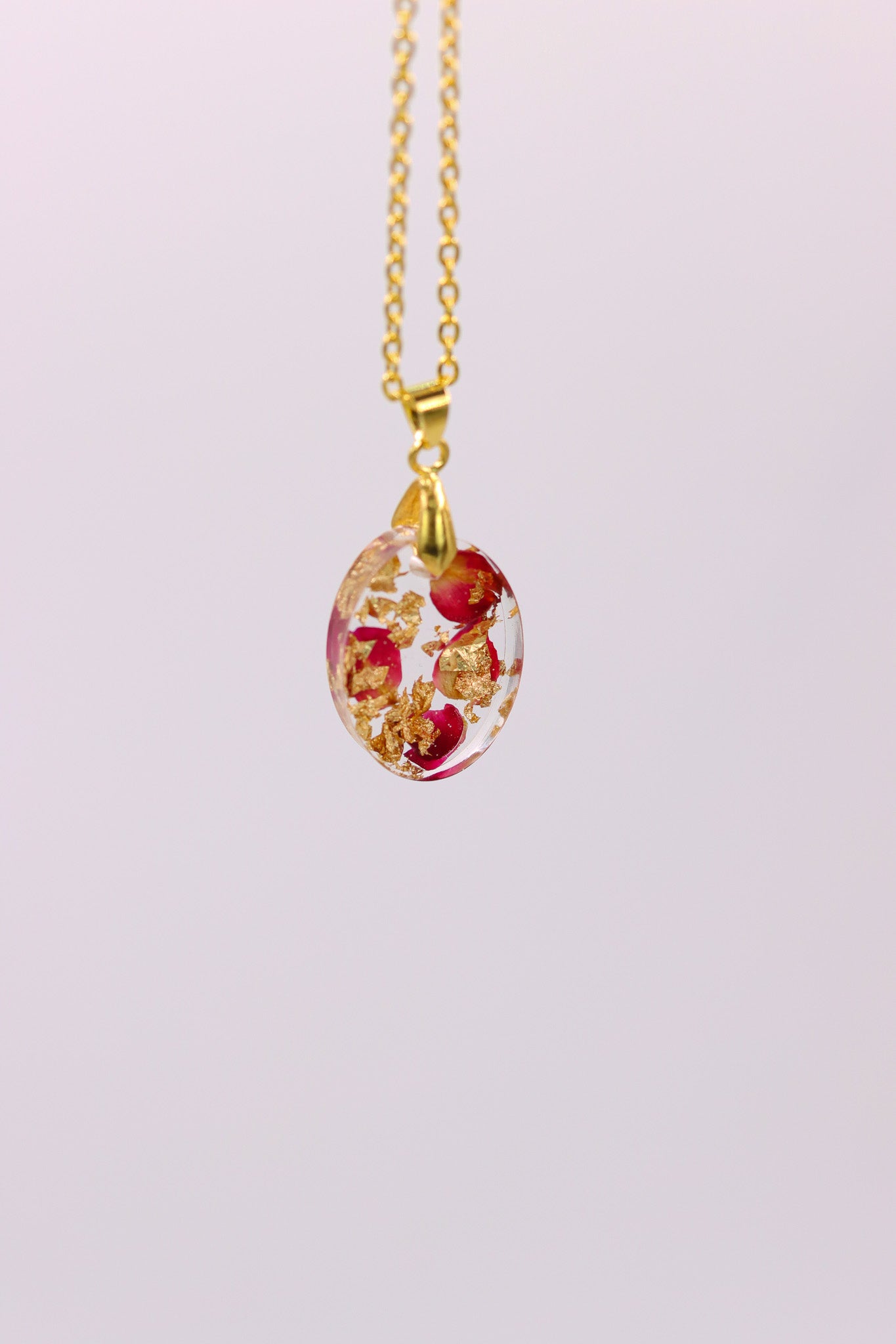 Rosenblüten Epoxidharz Halskette gold Schmuck romantisch rosepetals romantic rose petals Rosen Blattgold Geschenkidee oval necklace gießharz harz resin