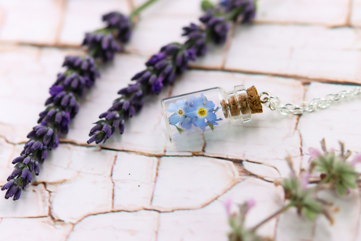 Vergissmeinnicht forgetmenot Halskette silber silver jewelry necklace Flasche Glas Schmuck Naturschmuck flowers elegant Geschenkidee Freundin Blumen Glasflasche Kork