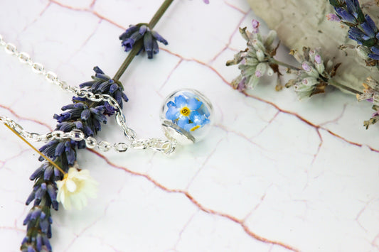 Vergissmeinnicht Anhänger Kette silber Geschenkidee gedankenwunder Flowers jewelry Halskette Glaskugel Naturschmuck necklace girly