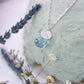 Vergissmeinnicht forgetmenot Epoxidharz Schmuck Halskette silber silver girly flower jewelry Naturschmuck Kugel personalisiert Blättchen Buchstabe personalized