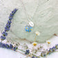 Vergissmeinnicht forgetmenot Epoxidharz Schmuck Halskette silber silver girly flower jewelry Naturschmuck Kugel personalisiert Blättchen Buchstabe personalized