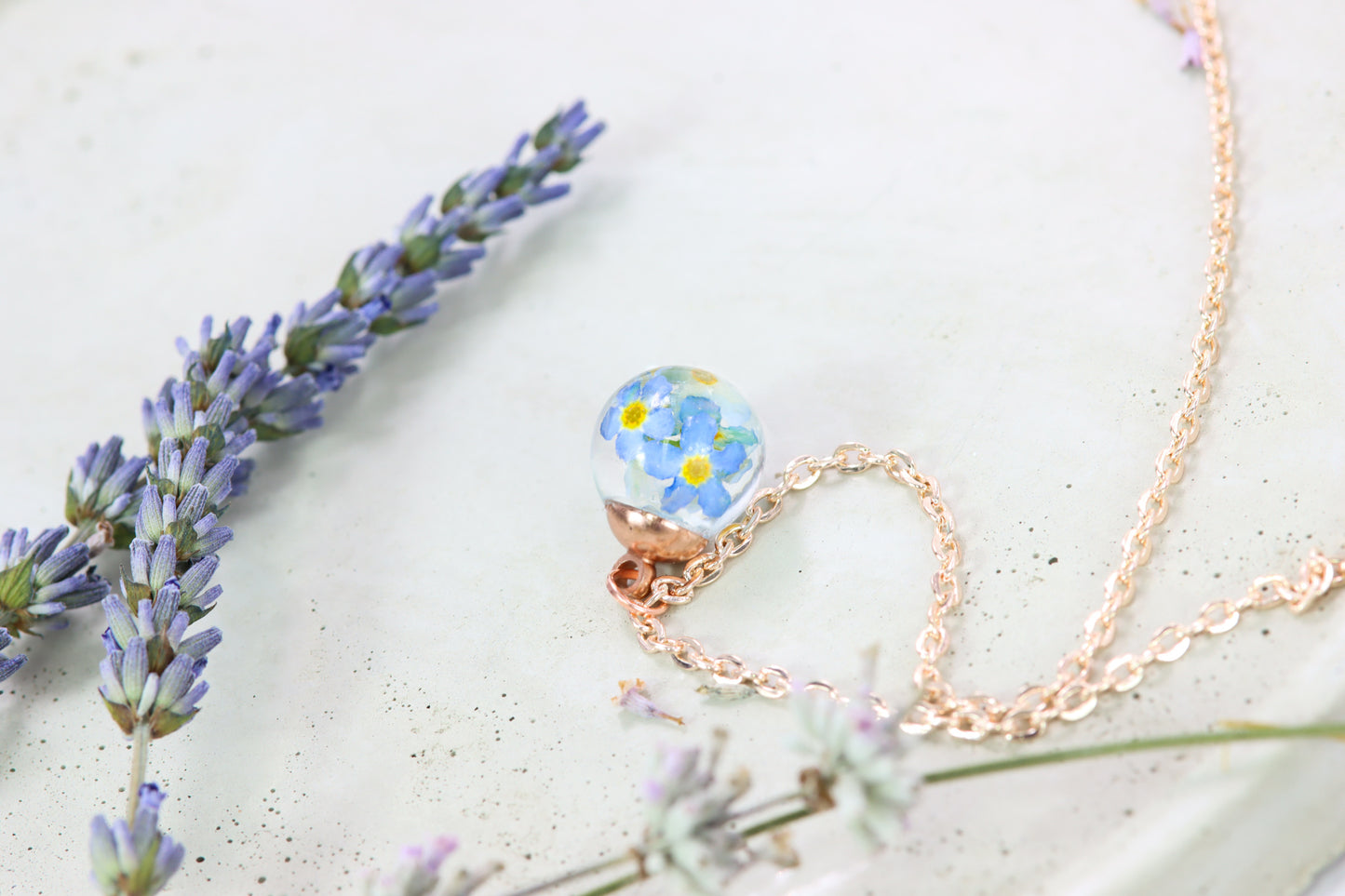 Vergissmeinnicht forgetmenot Epoxidharz Schmuck Halskette Rosé Roségold girly flower jewelry Naturschmuck Kugel