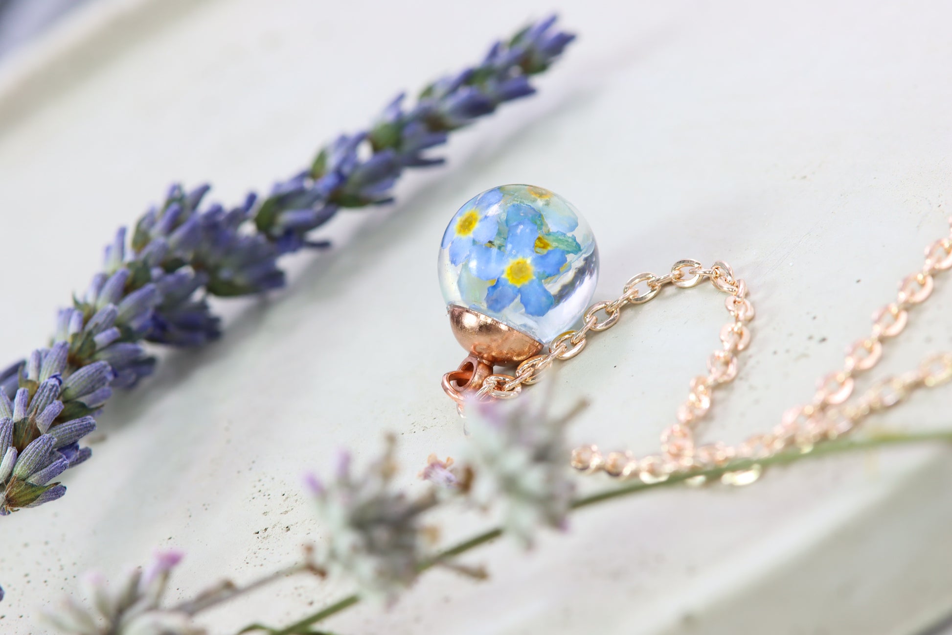 Vergissmeinnicht forgetmenot Epoxidharz Schmuck Halskette Rosé Roségold girly flower jewelry Naturschmuck Kugel