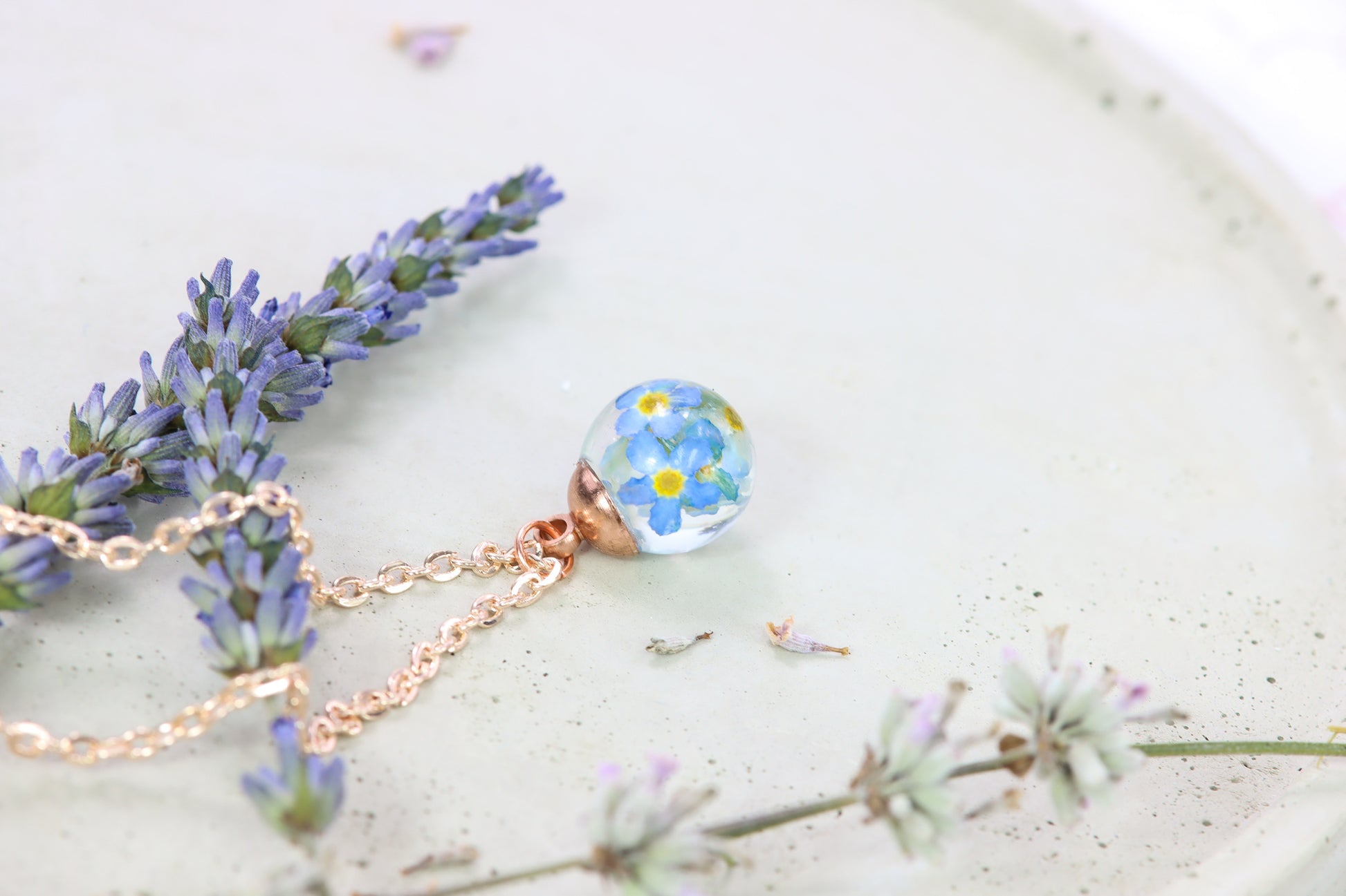 Vergissmeinnicht forgetmenot Epoxidharz Schmuck Halskette Rosé Roségold girly flower jewelry Naturschmuck Kugel