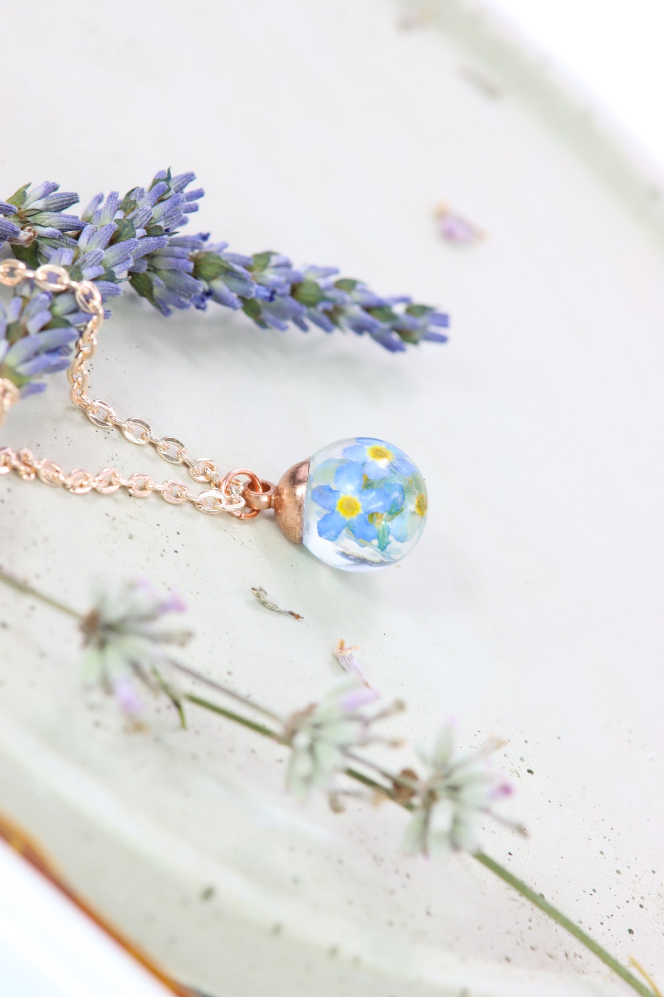 Vergissmeinnicht forgetmenot Epoxidharz Schmuck Halskette Rosé Roségold girly flower jewelry Naturschmuck Kugel