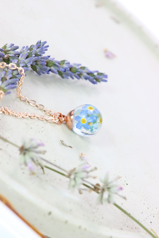 Vergissmeinnicht forgetmenot Epoxidharz Schmuck Halskette Rosé Roségold girly flower jewelry Naturschmuck Kugel