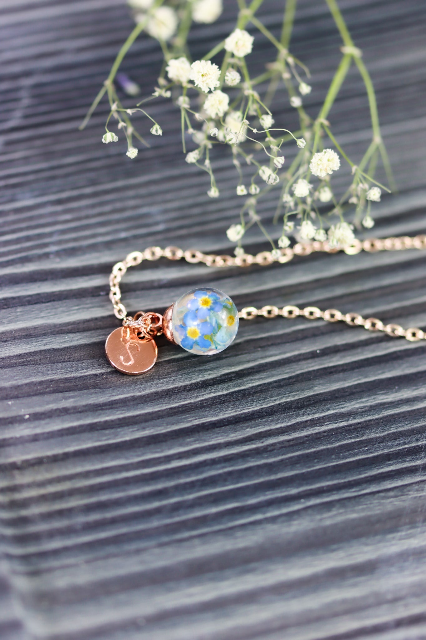 Vergissmeinnicht forgetmenot Epoxidharz Schmuck Halskette Rosé Roségold girly flower jewelry Naturschmuck Kugel personalisiert Blättchen Buchstabe personalized