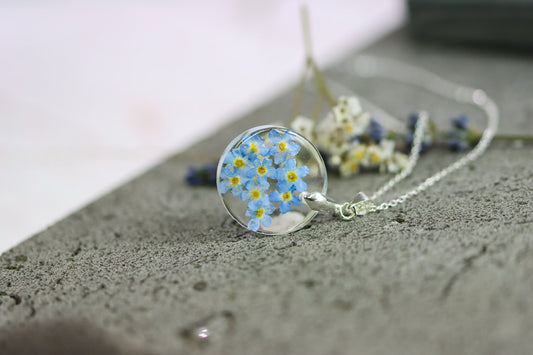 Vergissmeinnicht Rund Halskette Schmuck silber jewelry Epoxidharz Naturschmuck elegant girly