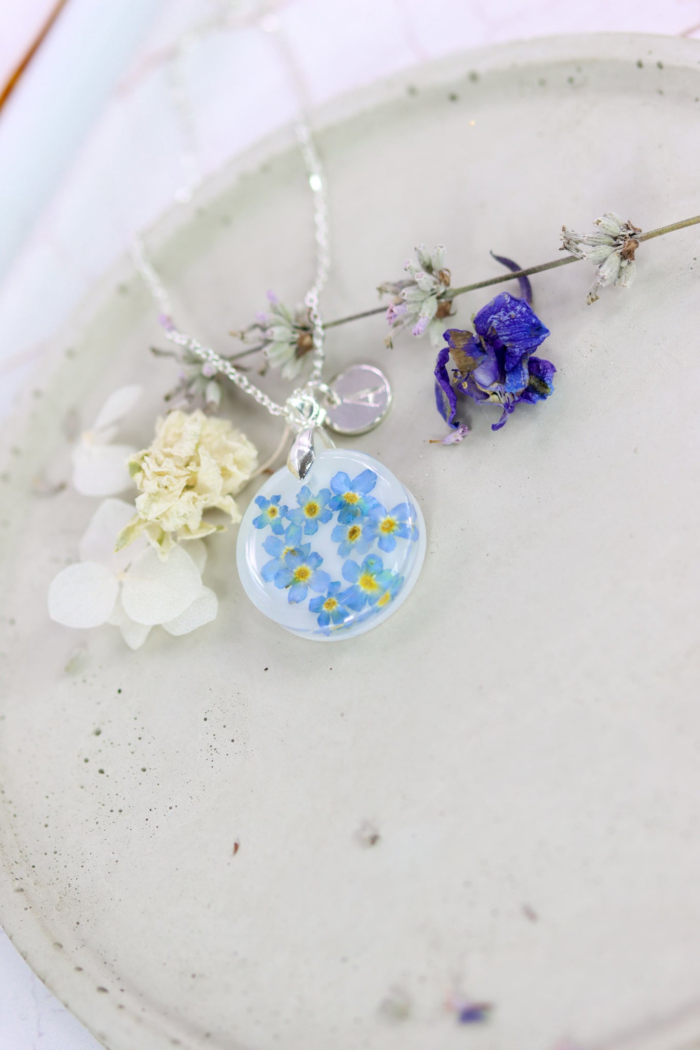 Vergissmeinnicht Rund Halskette Schmuck personalisiert Blättchen Buchstabe weißer Hintergrund Epoxidharz Naturschmuck girly Blumen silber personalized