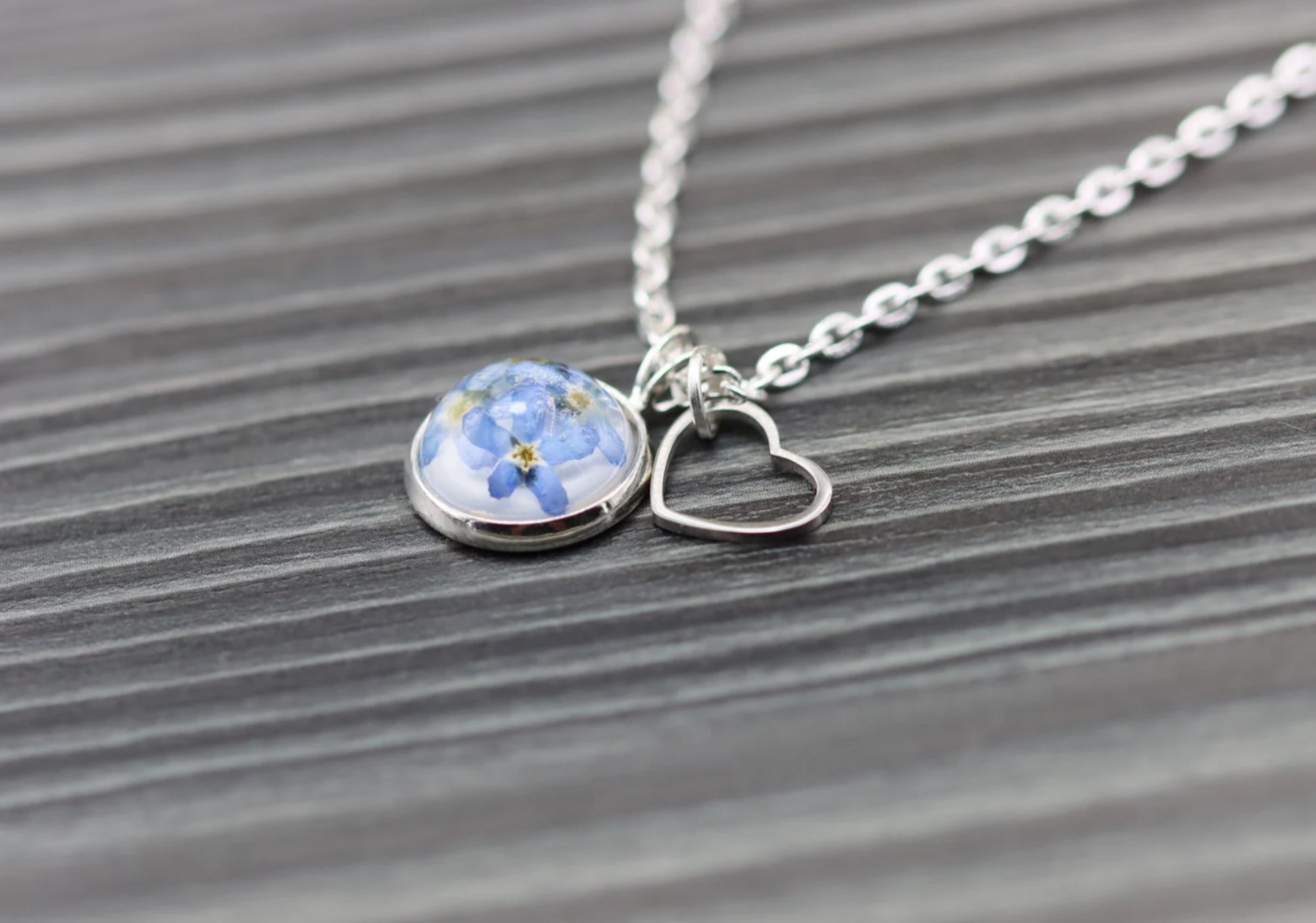 Vergissmeinnicht forgetmenot Blumen Epoxidharz Herz Charm Cabochon Anhänger jewelry silber silver romantic Geschenkidee Naturschmuck girlfriend Freundin heart Herzcharm Herzanhänger flowers Halskette Schmuck