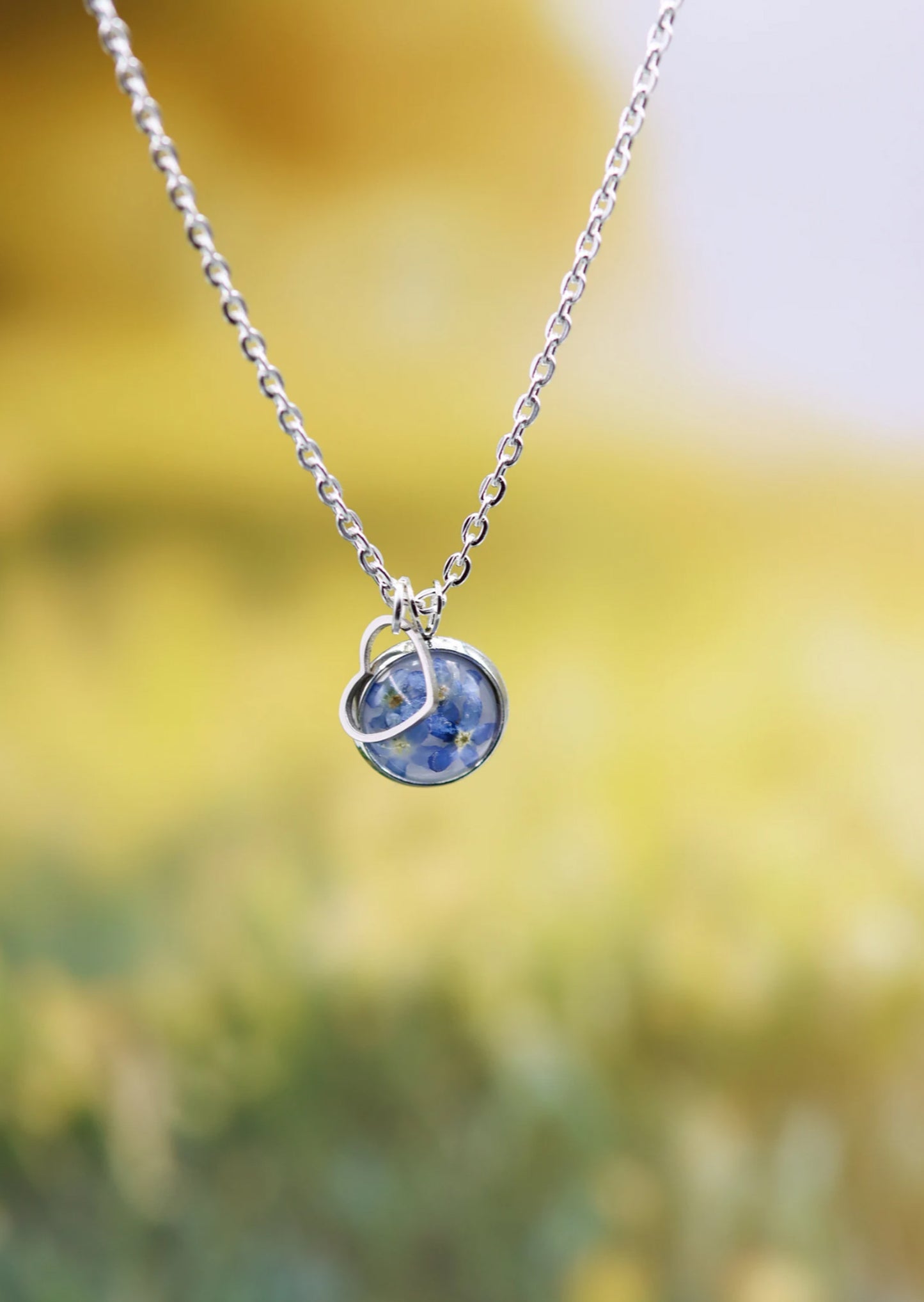 Vergissmeinnicht forgetmenot Blumen Epoxidharz Herz Charm Cabochon Anhänger jewelry silber silver romantic Geschenkidee Naturschmuck girlfriend Freundin heart Herzcharm Herzanhänger flowers Halskette Schmuck