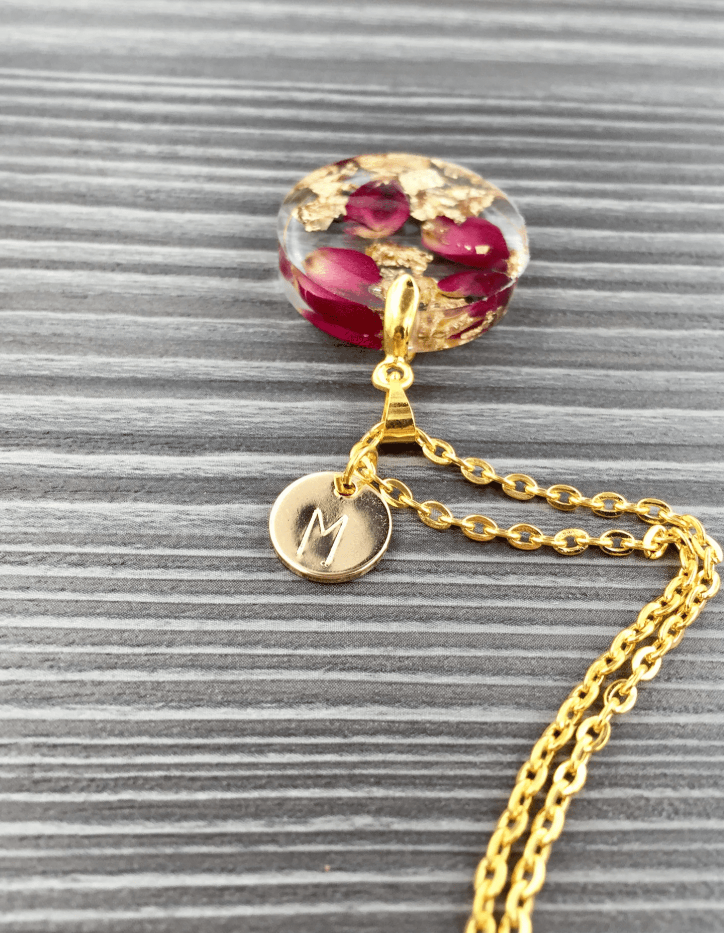 Rosenblüten Epoxidharz Halskette personalisiert Blättchen Buchstabe personalized gold Schmuck romantisch rosepetals romantic rose petals Rosen Blattgold Geschenkidee rund necklace