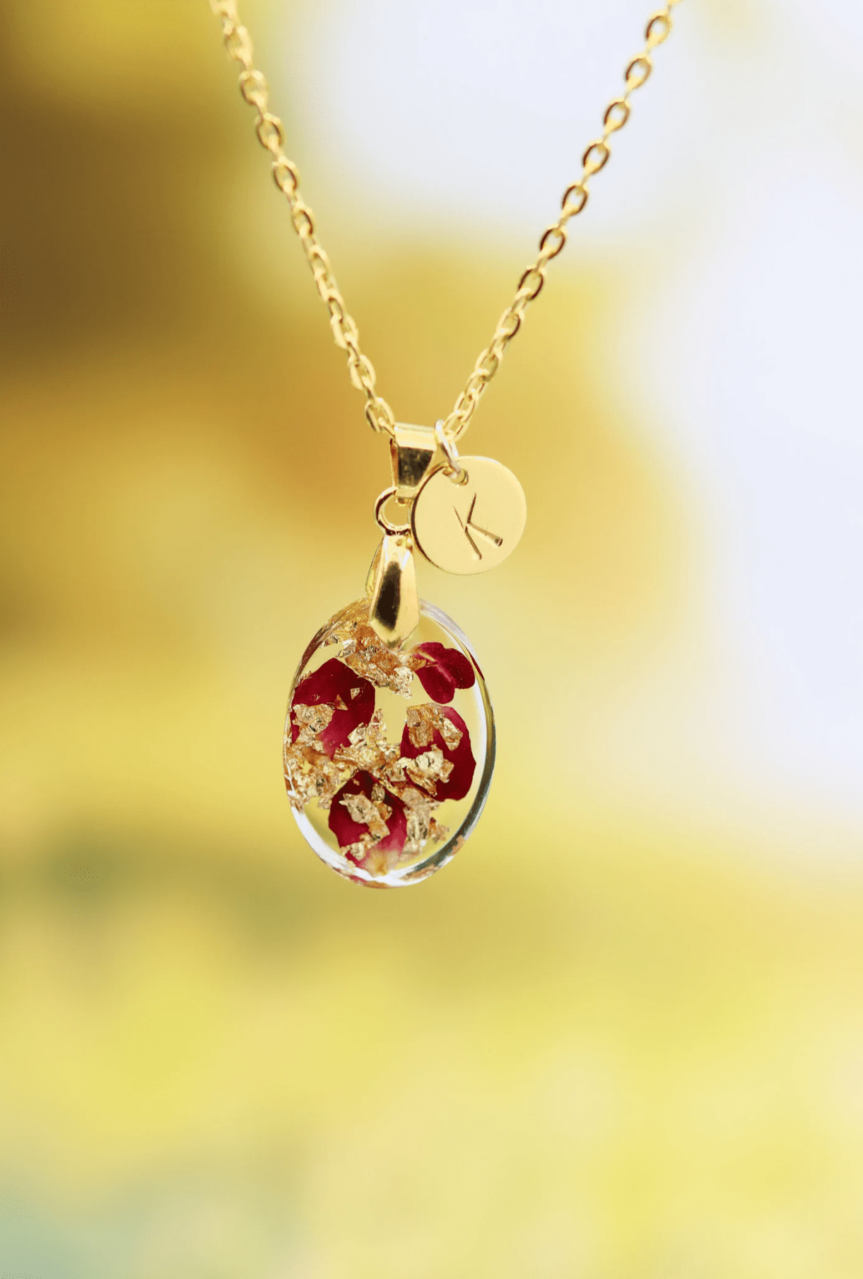 Rosenblüten oval Halskette Gold Schmuck Blattgold jewelry rosepetals personalisiert Blättchen Buchstabe personalized rose petals Epoxidharz