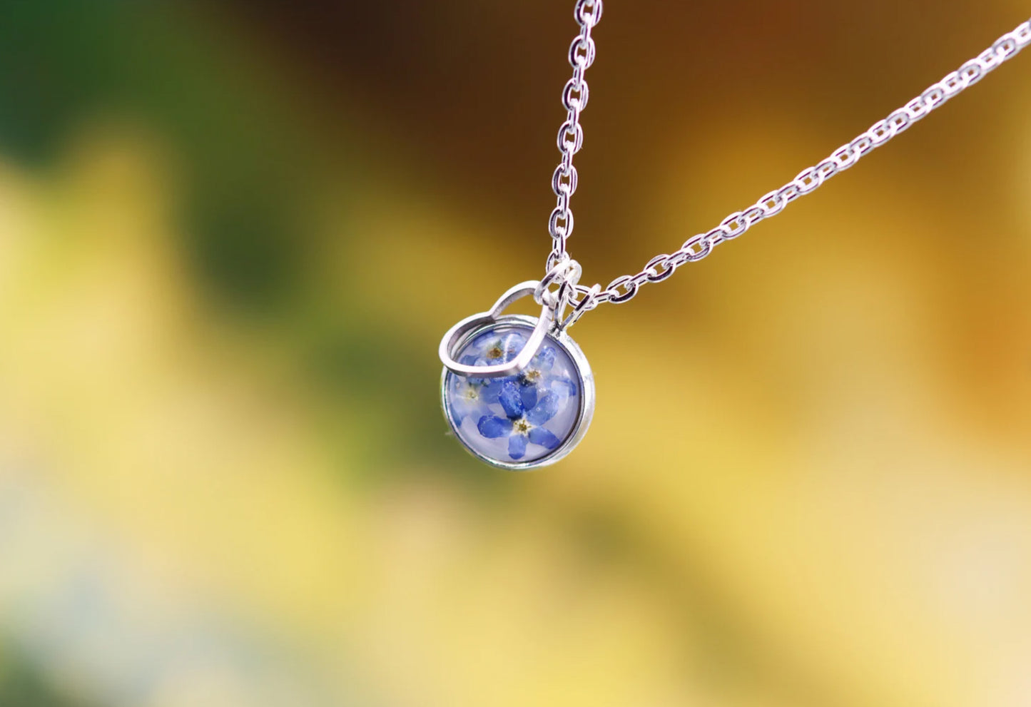 Vergissmeinnicht forgetmenot Blumen Epoxidharz Herz Charm Cabochon Anhänger jewelry silber silver romantic Geschenkidee Naturschmuck girlfriend Freundin heart Herzcharm Herzanhänger flowers Halskette Schmuck