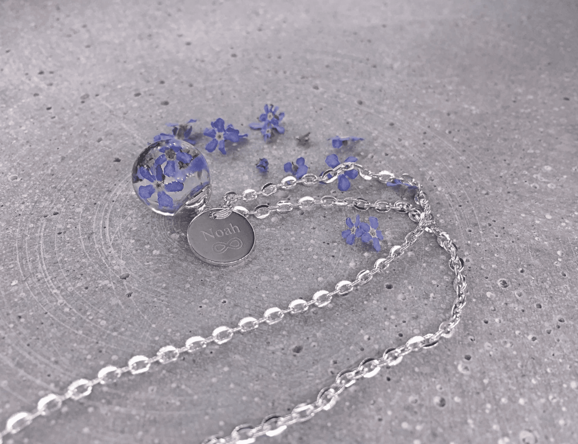 Vergissmeinnicht forgetmenot Halskette flowers Epoxidharz Schmuck silber silver jewelry Naturschmuck elegant Name Wunsch Gravur Gravurblättchen Blätchen Buchstabe personalisiert personalized Geschenkidee Freundin girlfriend girly