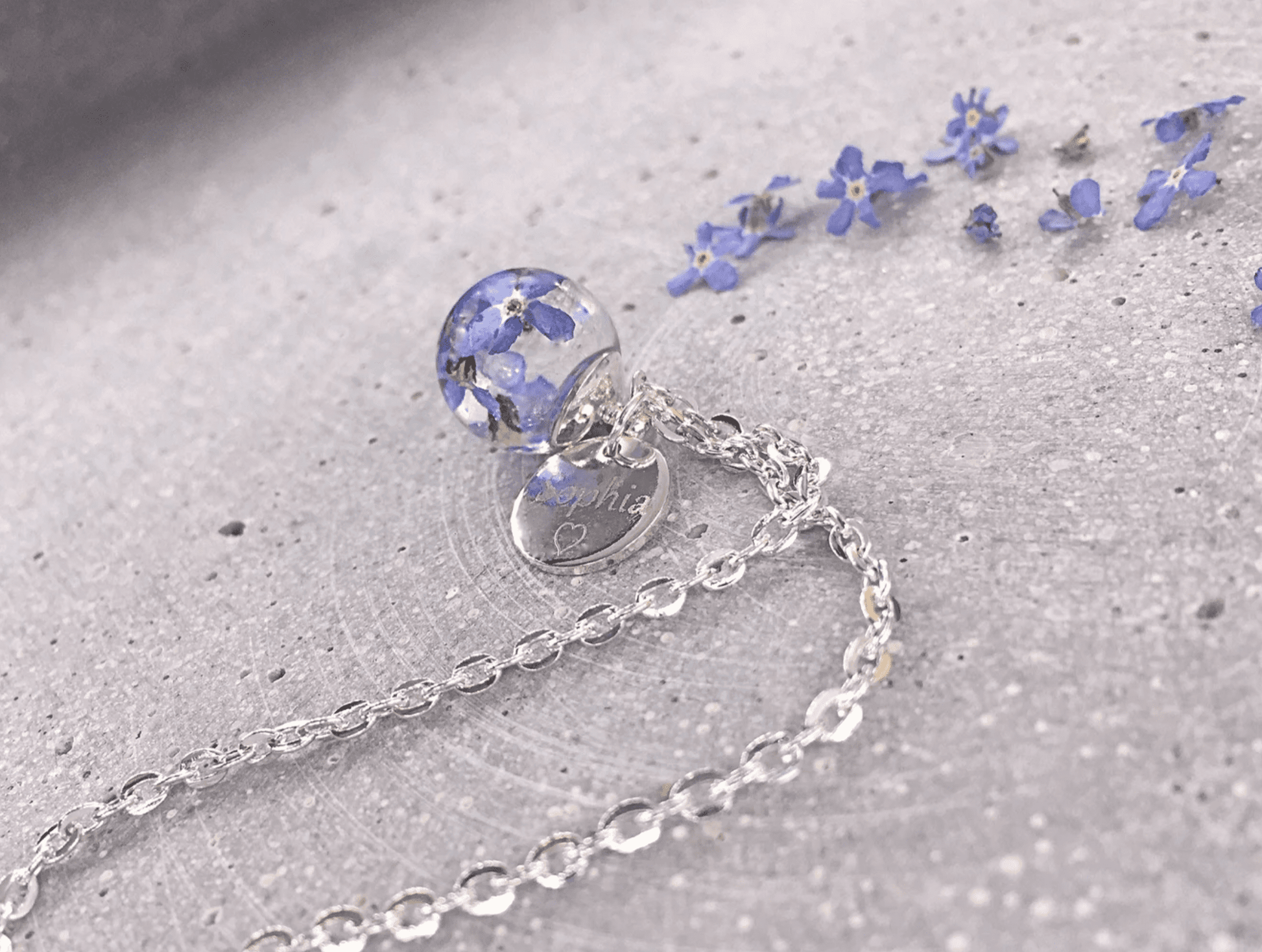 Vergissmeinnicht forgetmenot Halskette flowers Epoxidharz Schmuck silber silver jewelry Naturschmuck elegant Name Wunsch Gravur Gravurblättchen Blätchen Buchstabe personalisiert personalized Geschenkidee Freundin girlfriend girly