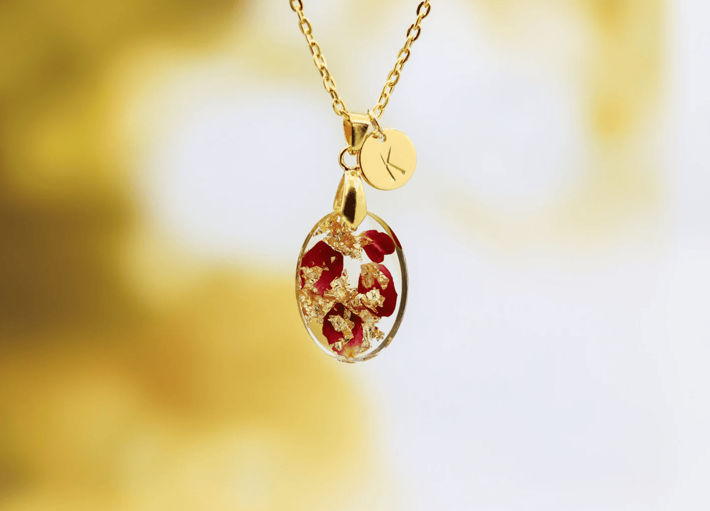 Rosenblüten oval Halskette Gold Schmuck Blattgold jewelry rosepetals personalisiert Blättchen Buchstabe personalized rose petals Epoxidharz