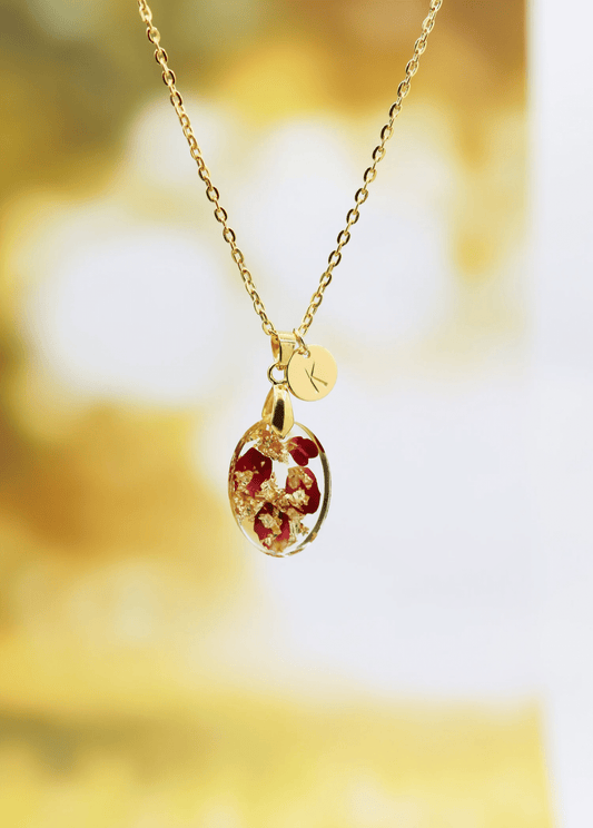 Rosenblüten oval Halskette Gold Schmuck Blattgold jewelry rosepetals personalisiert Blättchen Buchstabe personalized rose petals Epoxidharz
