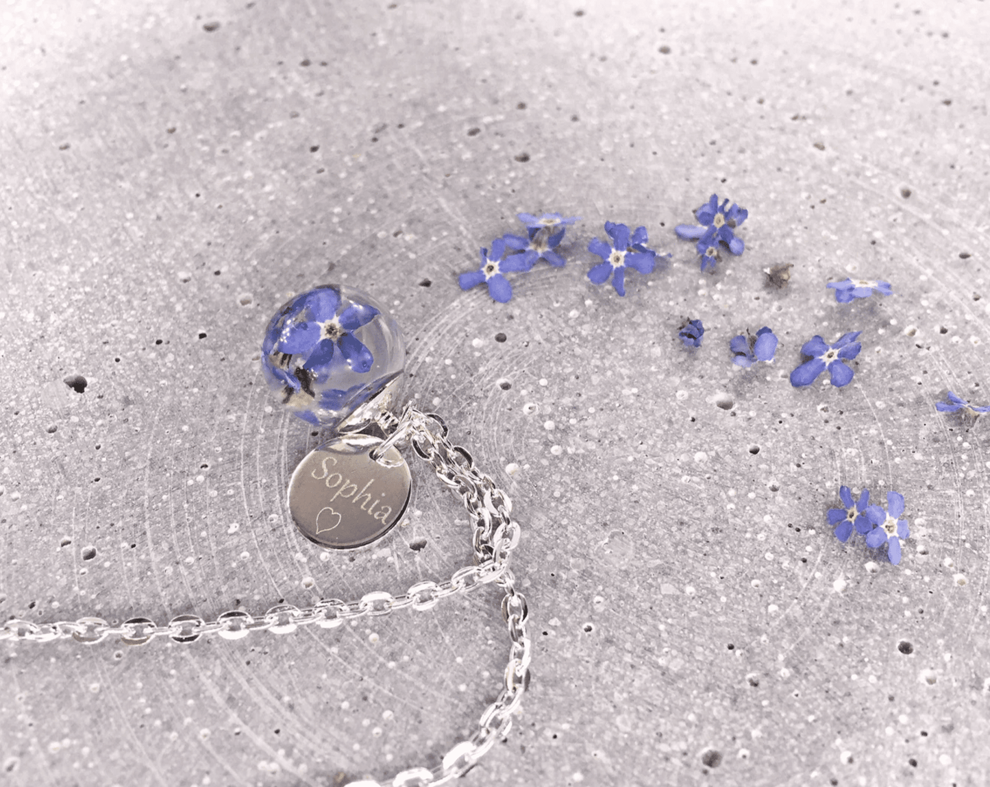 Vergissmeinnicht forgetmenot Halskette flowers Epoxidharz Schmuck silber silver jewelry Naturschmuck elegant Name Wunsch Gravur Gravurblättchen Blätchen Buchstabe personalisiert personalized Geschenkidee Freundin girlfriend girly