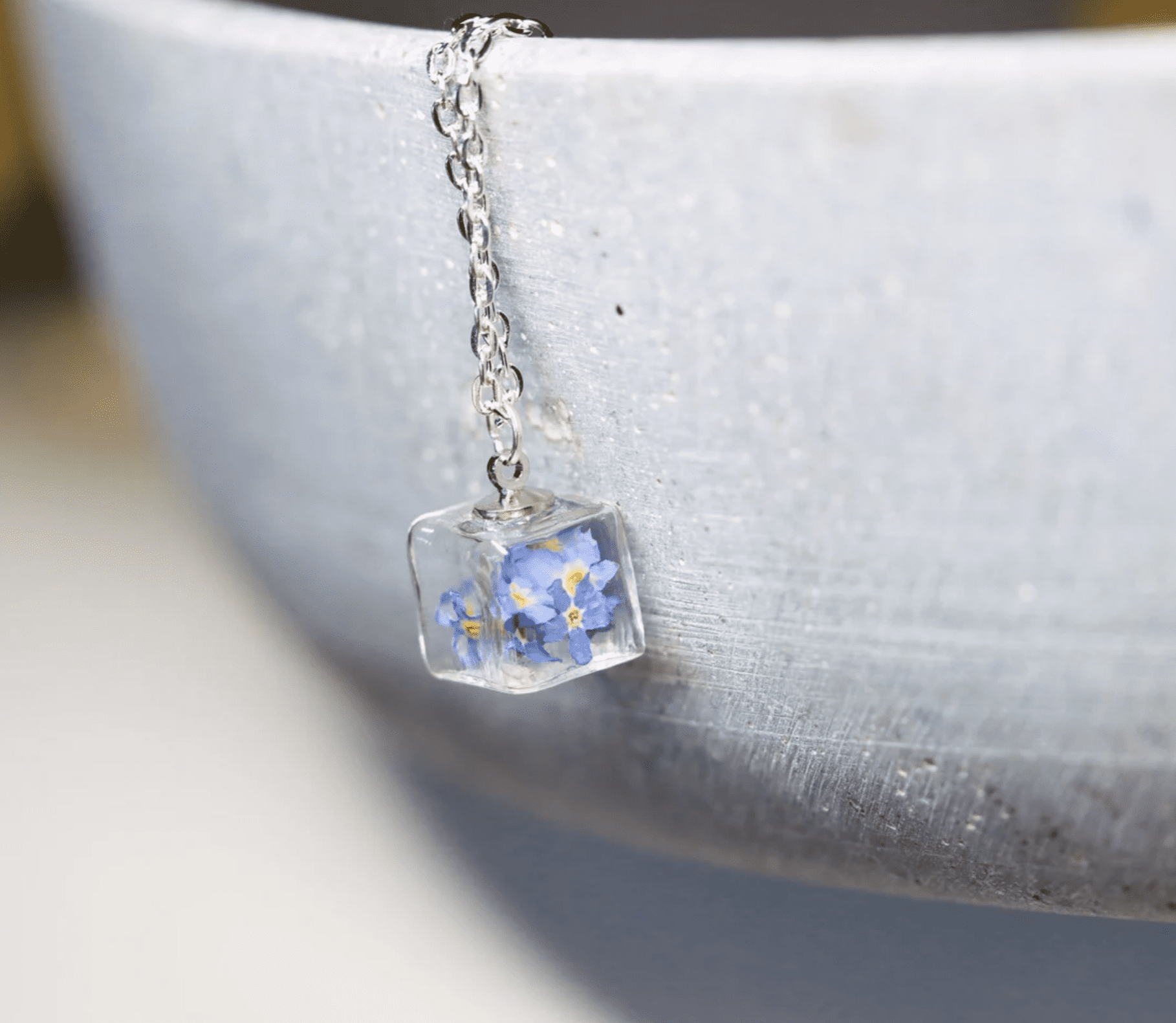 Vergissmeinnicht forgetmenot Glaswürfel Glas Würfel flowers jewelry Schmuck silber silver Halskette cube Naturschmuck Geschenkidee Freundin girly Blumen necklace